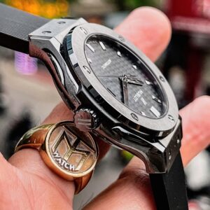 7 Hublot Classic Fusion Black Magic 565.CM.1771.RX