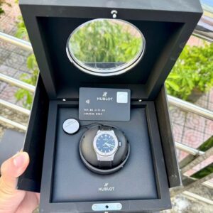 6 Hublot Classic Fusion Black Titanium 565.NX.1171.RX