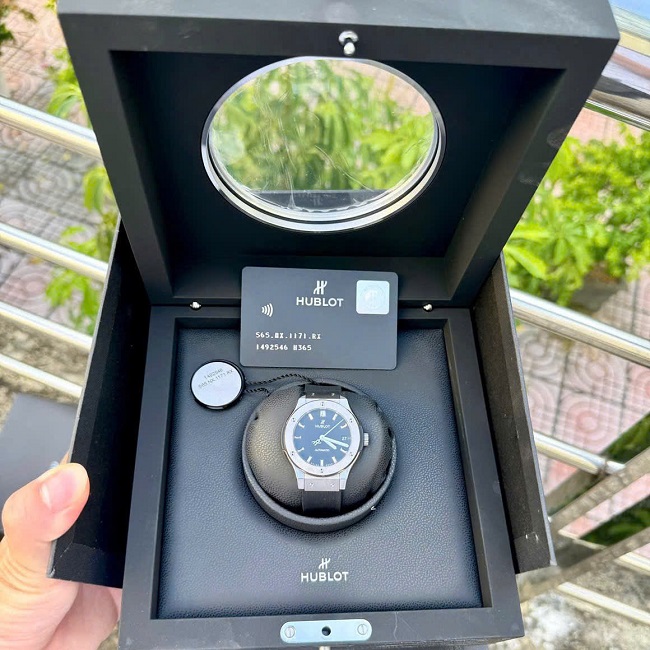 6 Hublot Classic Fusion Black Titanium 565.NX.1171.RX 6 Hublot Classic Fusion Black Titanium 565.NX.1171.RX