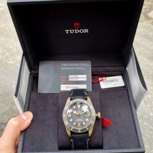 6 Tudor Black Bay Bronze M79250BA-0001 Automatic