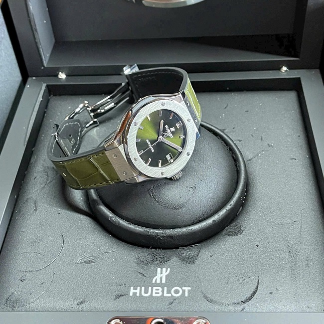 2 Hublot Classic Fusion Blue Titanium Automatic 565.NX.8970.LR 2 Hublot Classic Fusion Blue Titanium Automatic 565.NX.8970.LR