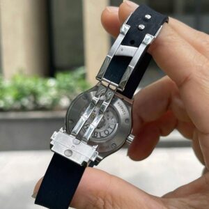 2 Hublot Classic Fusion Titanium Automatic 33mm 582.NX.1170.RX