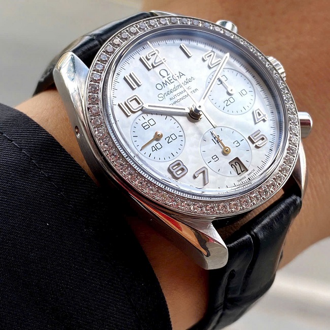 4 Omega Speedmaster Chronograph Diamond 324.18.38.40.05.001 4 Omega Speedmaster Chronograph Diamond 324.18.38.40.05.001