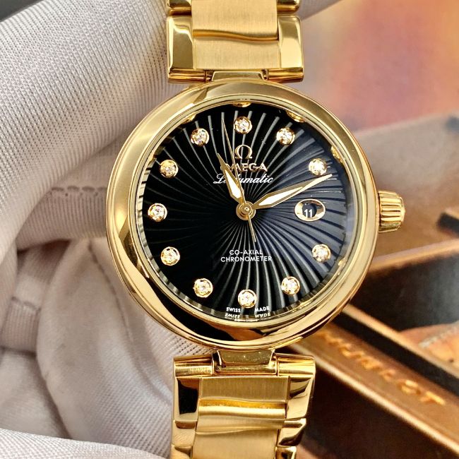 Omega De Ville 425.65.34.20.51.001 Ladymatic mặt số đen cọc hạt vàng khối 18k 34mm 6 Omega De Ville 425.65.34.20.51.001 Ladymatic mặt số đen cọc hạt vàng khối 18k 34mm 6