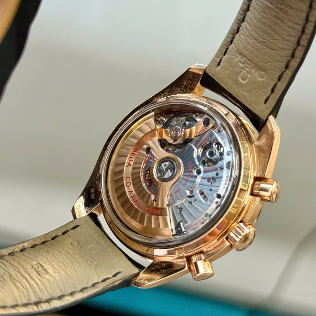 Omega Speedmaster Two Counters Chronograph Vàng đúc 18k Coaxial 3