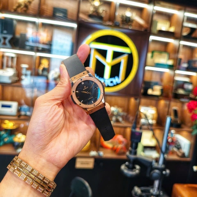 Hublot Classic Vàng đúc 18k Automatic 42mm - mặt đen - dây cao su 1 (2) Hublot Classic Vàng đúc 18k Automatic 42mm - mặt đen - dây cao su 1 (2)