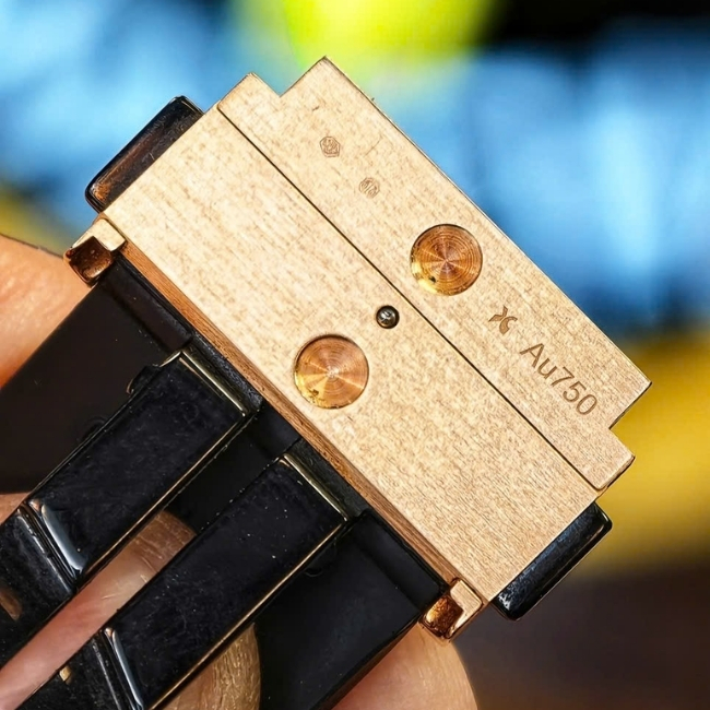 Hublot Classic Vàng đúc 18k Automatic 42mm - mặt đen - dây cao su 7 (2) Hublot Classic Vàng đúc 18k Automatic 42mm - mặt đen - dây cao su 7 (2)