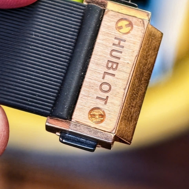 Hublot Classic Vàng đúc 18k Automatic 42mm - mặt đen - dây cao su 8 (2) Hublot Classic Vàng đúc 18k Automatic 42mm - mặt đen - dây cao su 8 (2)