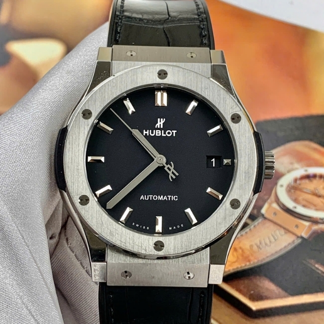 Hublot Classic mặt đen 45mm Titanium Automatic 2