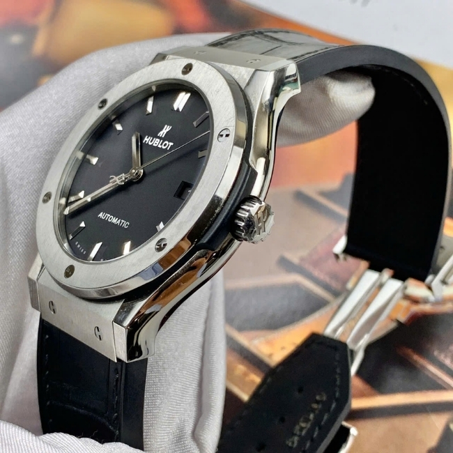 Hublot Classic mặt đen 45mm Titanium Automatic 4