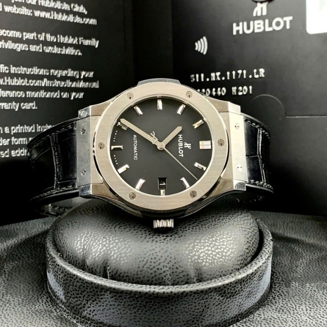 Hublot Classic mặt đen 45mm Titanium Automatic 6