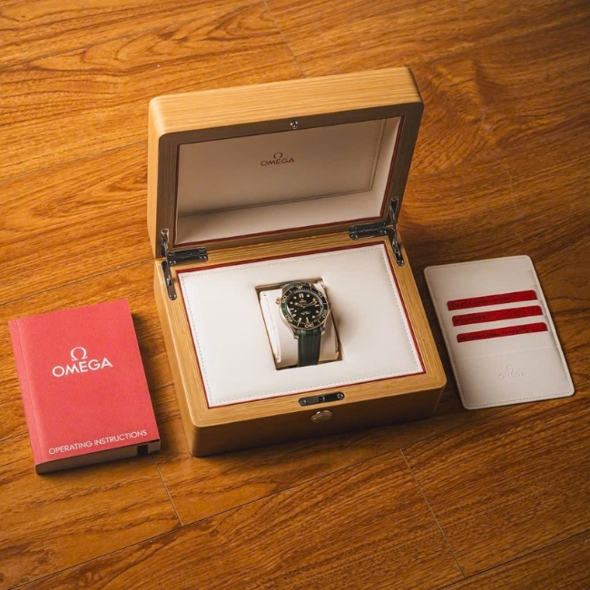 Omega Seamaster Diver 300 mặt xanh green vỏ titan niềng demi vàng hồng 18k 1