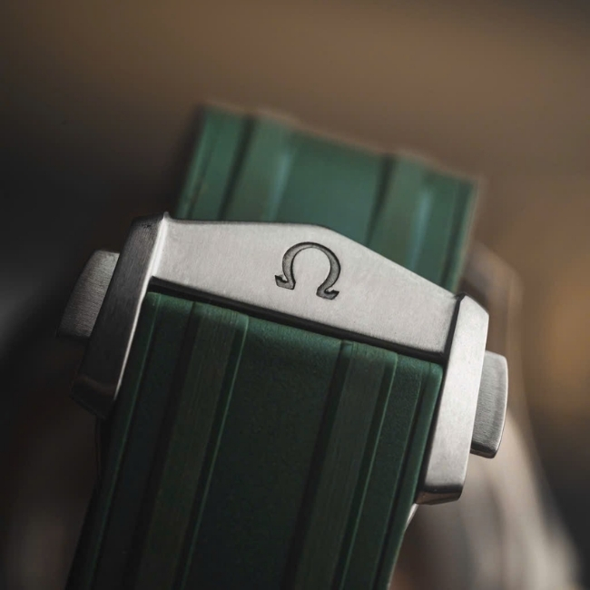 Omega Seamaster Diver 300 mặt xanh green vỏ titan niềng demi vàng hồng 18k 3