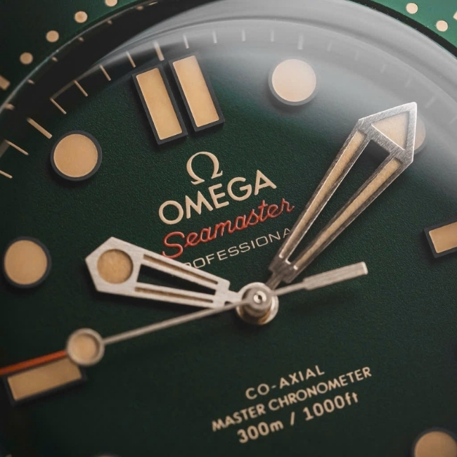 Omega Seamaster Diver 300 mặt xanh green vỏ titan niềng demi vàng hồng 18k 4