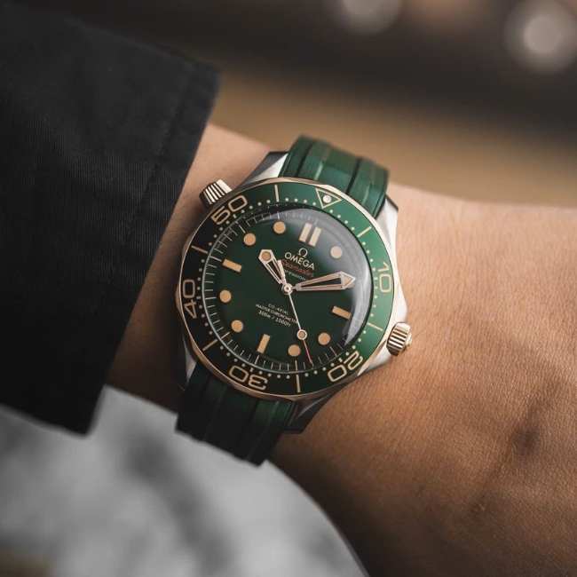 Omega Seamaster Diver 300 mặt xanh green vỏ titan niềng demi vàng hồng 18k 6
