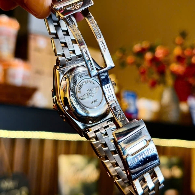 Breitling Chronomat B13048 39mm mặt số đen - Điểm vàng 18k - mặt kính phủ AR chống loá 2