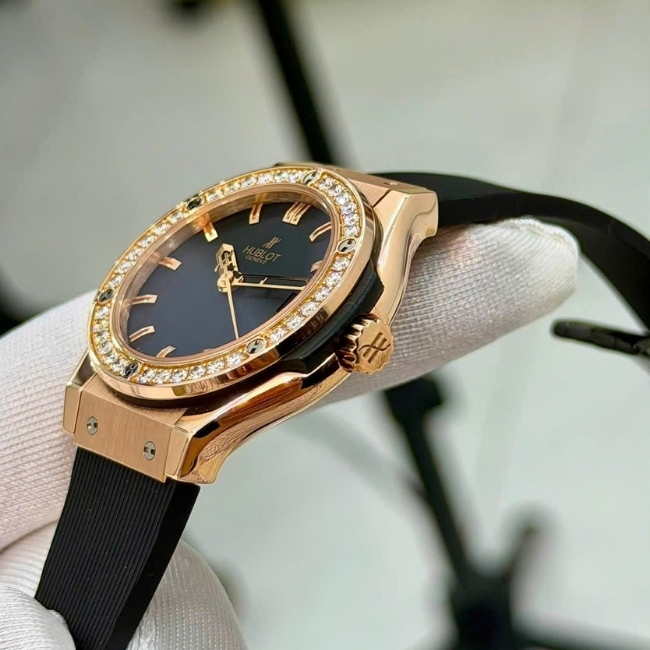 Hublot 581.OX.1180.RX.1104 18k Quartz 33mm 5