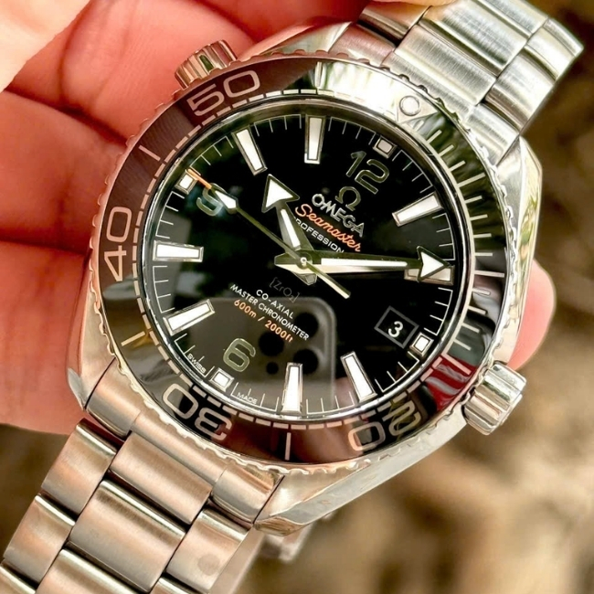 Omega Seamaster Planet Ocean 600M Master Chronometer 215.30.40.20.01.001 1