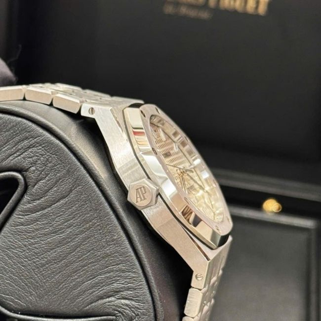 Audemars Piguet Royal Oak 37mm - White Dial Auto 5 Audemars Piguet Royal Oak 37mm - White Dial Auto 5