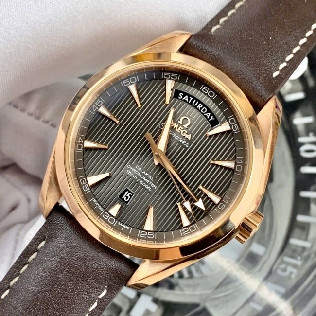 Omega Aqua Terra 2 lịch 18k Rose Gold 41.5mm - Black Dial vân gỗ kẻ sọc 1 Omega Aqua Terra 2 lịch 18k Rose Gold 41.5mm - Black Dial vân gỗ kẻ sọc 1