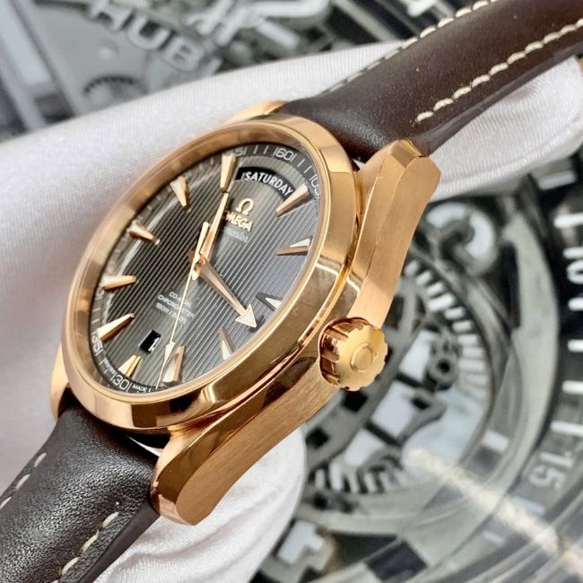 Omega Aqua Terra 2 lịch 18k Rose Gold 41.5mm - Black Dial vân gỗ kẻ sọc 2 Omega Aqua Terra 2 lịch 18k Rose Gold 41.5mm - Black Dial vân gỗ kẻ sọc 2