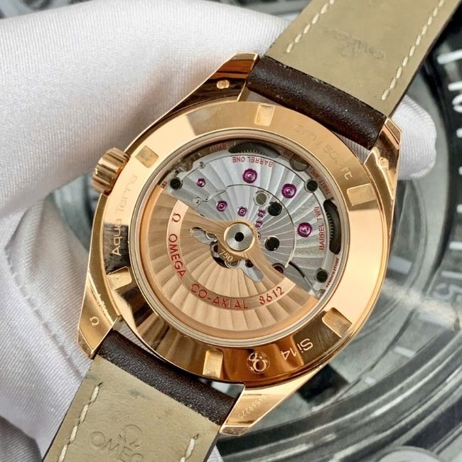 Omega Aqua Terra 2 lịch 18k Rose Gold 41.5mm - Black Dial vân gỗ kẻ sọc 3 Omega Aqua Terra 2 lịch 18k Rose Gold 41.5mm - Black Dial vân gỗ kẻ sọc 3