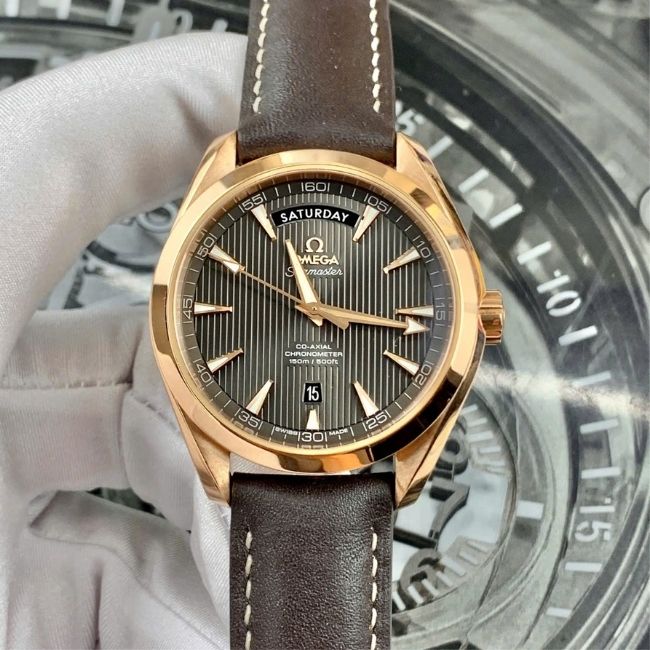 Omega Aqua Terra 2 lịch 18k Rose Gold 41.5mm - Black Dial vân gỗ kẻ sọc 6 Omega Aqua Terra 2 lịch 18k Rose Gold 41.5mm - Black Dial vân gỗ kẻ sọc 6