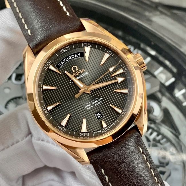 Omega Aqua Terra 2 lịch 18k Rose Gold 41.5mm - Black Dial vân gỗ kẻ sọc 7 Omega Aqua Terra 2 lịch 18k Rose Gold 41.5mm - Black Dial vân gỗ kẻ sọc 7