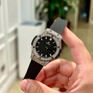 Hublot Classic Titanium Pavé 581.NX.1470.RX.1704 3