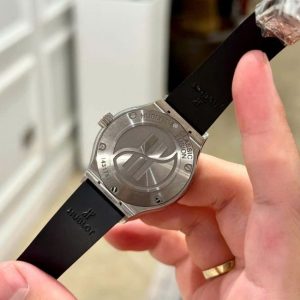 Hublot Classic Titanium Pavé 581.NX.1470.RX.1704 4